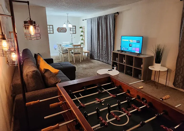 Centauri Vacation Rentals Beautiful 2-Bedroom Condo, Near All Orlando Attractions, Free Parking & Wi-Fi, King Bed, #1