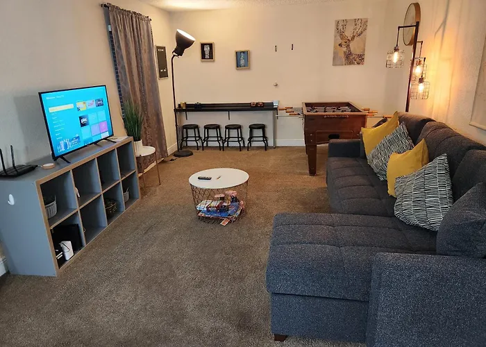 Centauri Vacation Rentals Beautiful 2-Bedroom Condo, Near All Orlando Attractions, Free Parking & Wi-Fi, King Bed, #1