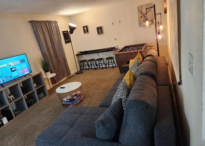 Centauri Vacation Rentals Beautiful 2-Bedroom Condo, Near All Orlando Attractions, Free Parking & Wi-Fi, King Bed, #1